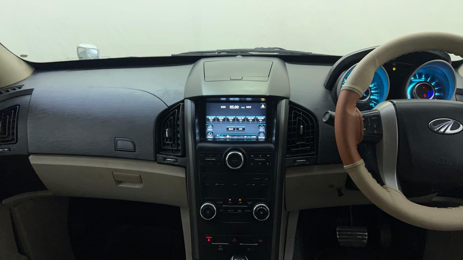 Used 2016 Mahindra XUV500 W10 AT Diesel Automatic interior MUSIC SYSTEM & AC CONTROL VIEW