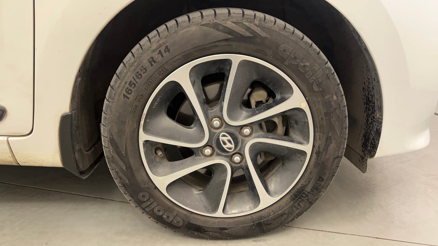 Used 2018 Hyundai Grand i10 Sportz AT 1.2 Kappa VTVT Petrol Automatic tyres RIGHT FRONT TYRE RIM VIEW
