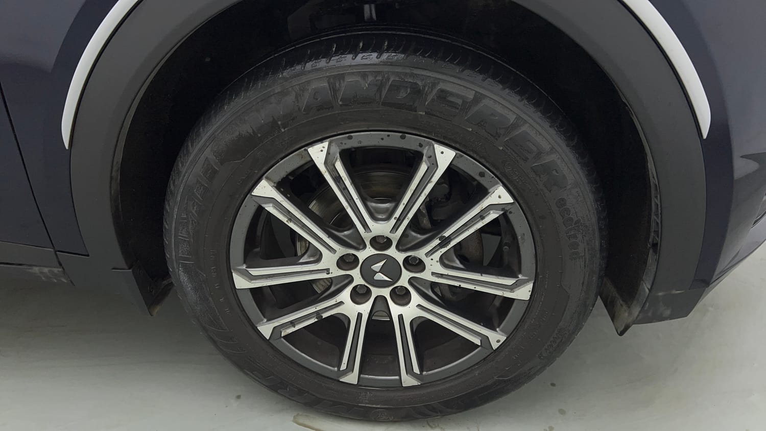 Used 2021 Mahindra XUV700 AX 7 Diesel AT Luxury Pack 7 STR Diesel Automatic tyres RIGHT FRONT TYRE RIM VIEW