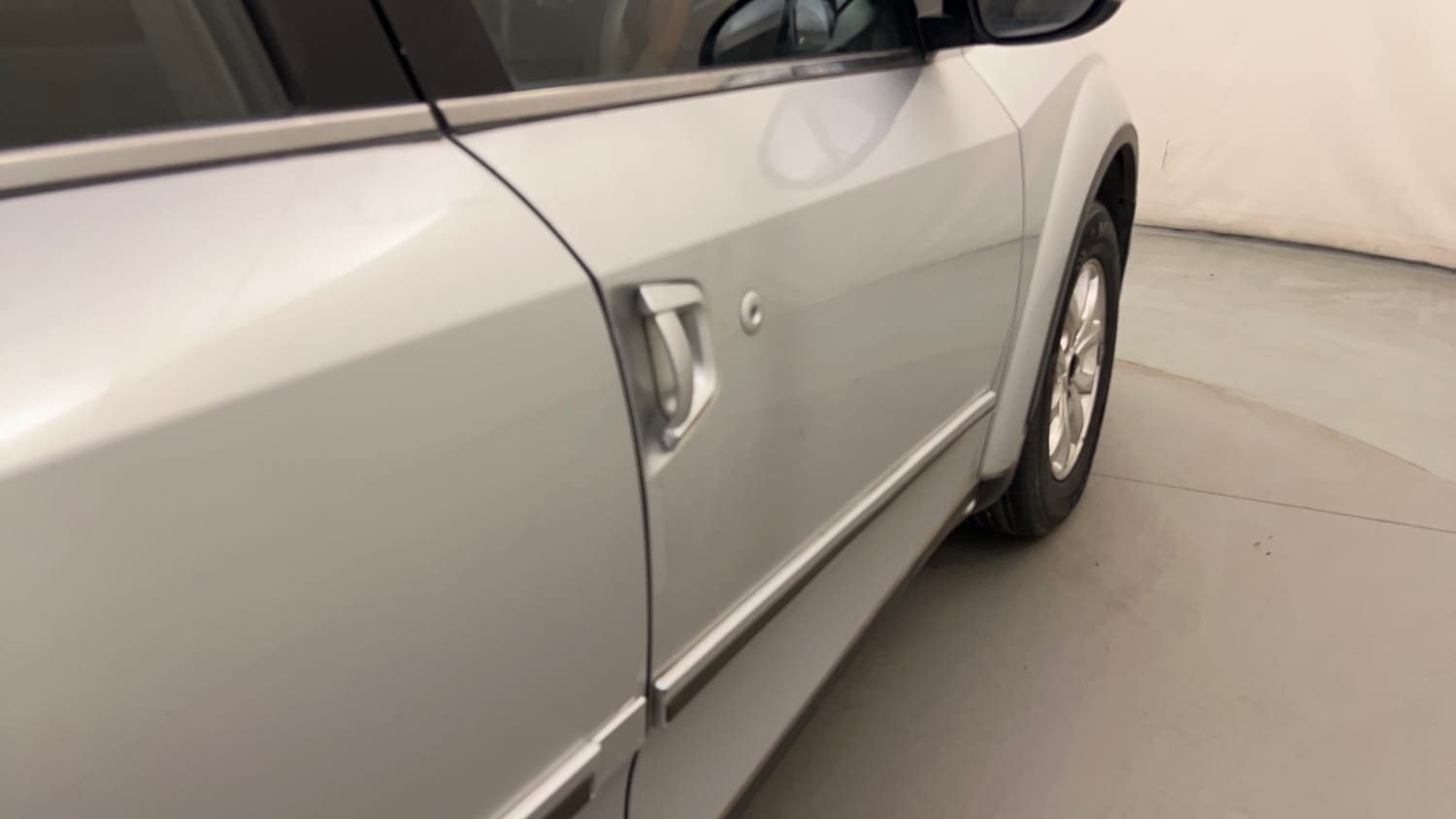 Used 2016 Mahindra XUV500 W10 AT Diesel Automatic dents MINOR SCRATCH