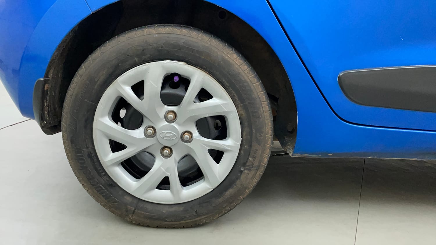 Used 2018 Hyundai Grand i10 Magna 1.2 Kappa VTVT Petrol Manual tyres RIGHT FRONT TYRE RIM VIEW