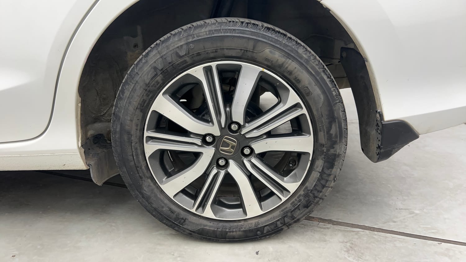 Used 2022 Honda Amaze VX CVT 1.2 Petrol Petrol Automatic tyres LEFT REAR TYRE RIM VIEW