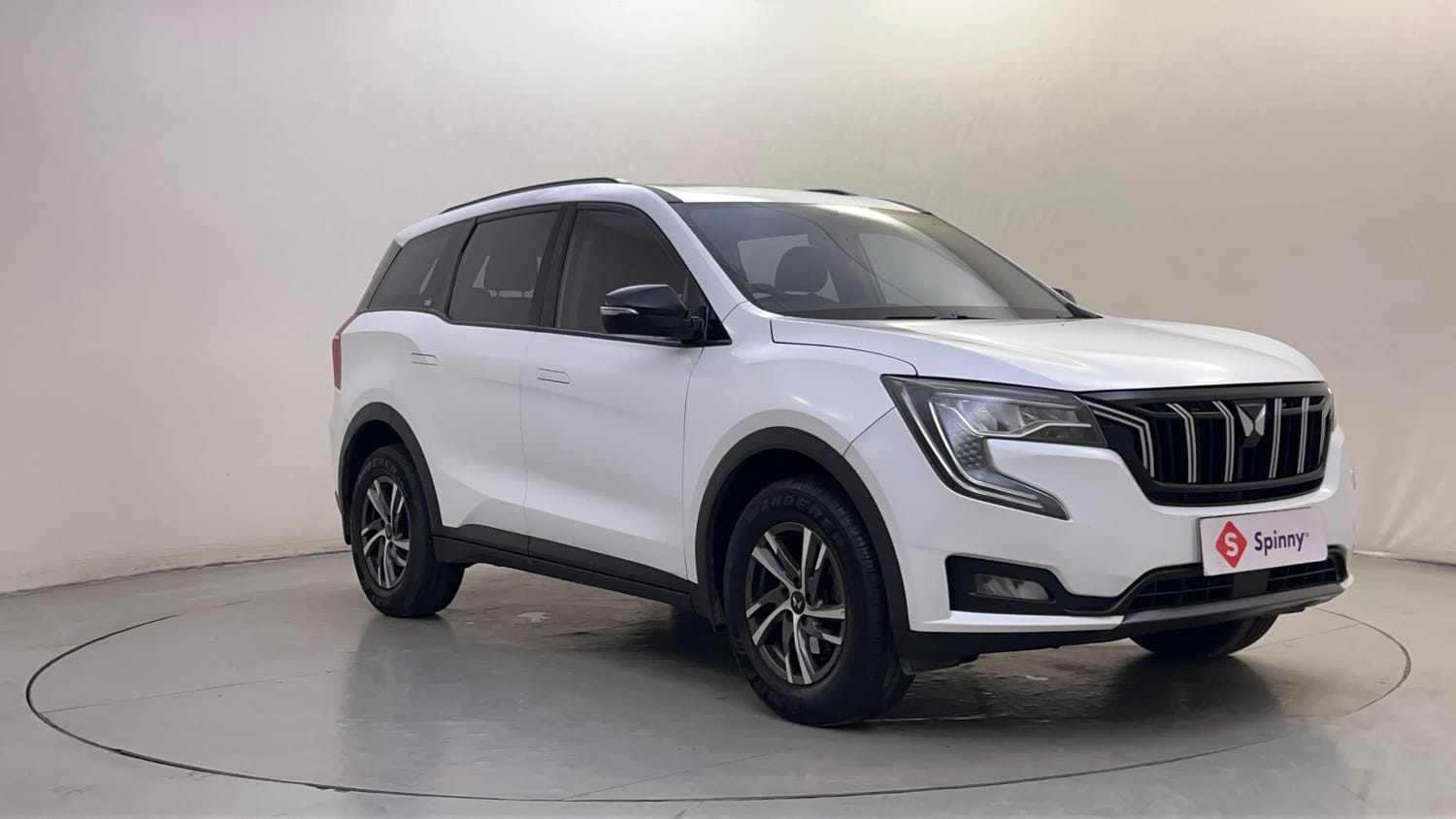 Used 2025 Mahindra XUV700 AX5 Diesel AT 7 STR Diesel Automatic exterior RIGHT FRONT CORNER VIEW