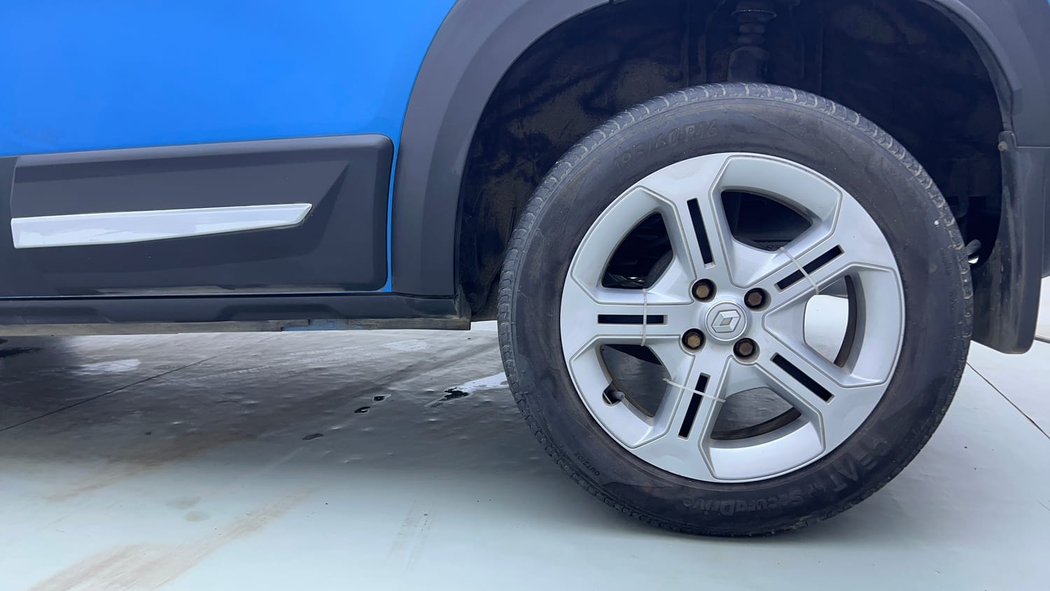 Used 2022 Renault Kiger RXT MT Petrol Manual tyres LEFT REAR TYRE RIM VIEW