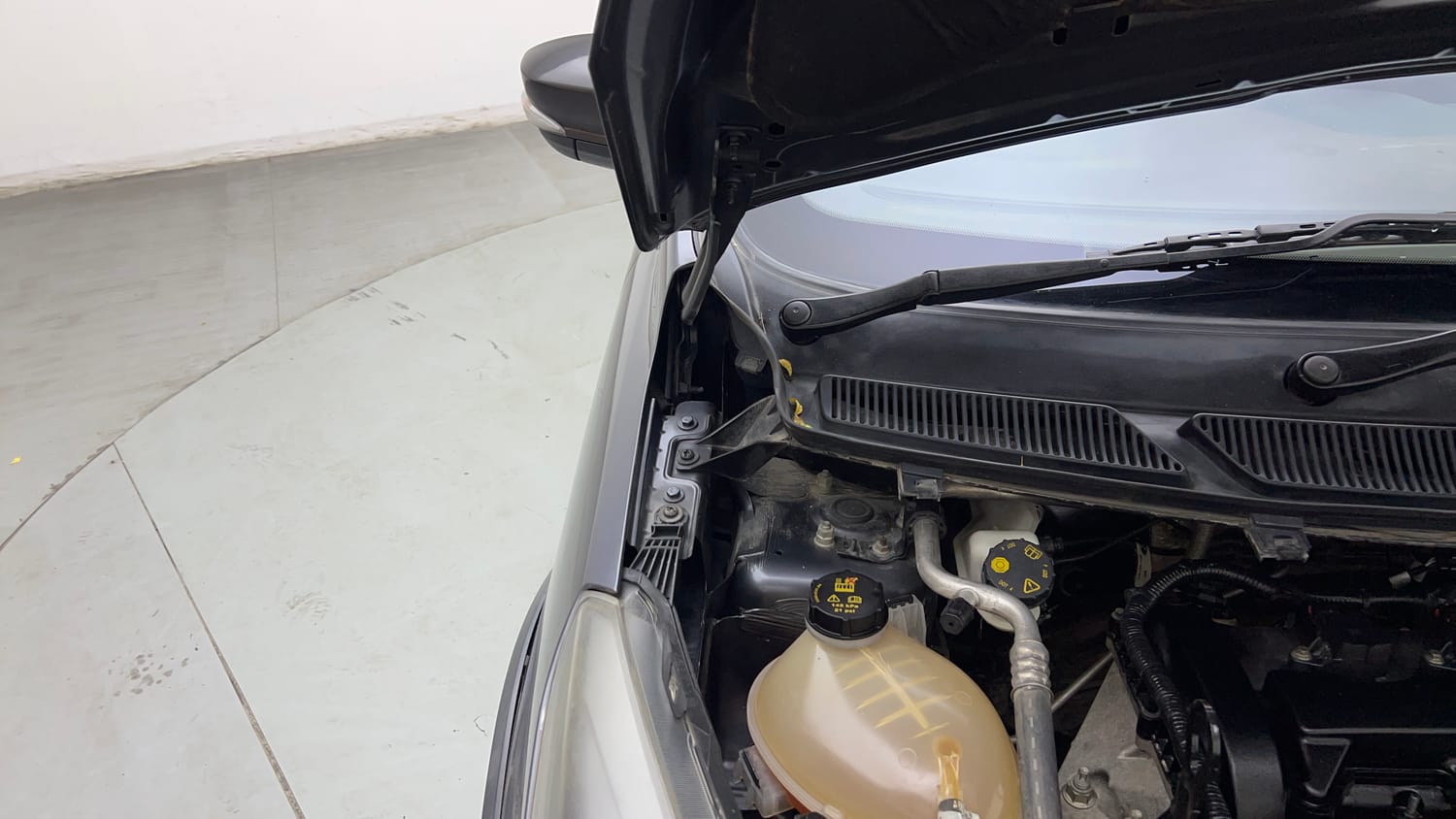 Used 2018 Ford Freestyle Titanium Plus 1.2 Ti-VCT Petrol Manual engine ENGINE RIGHT SIDE HINGE & APRON VIEW