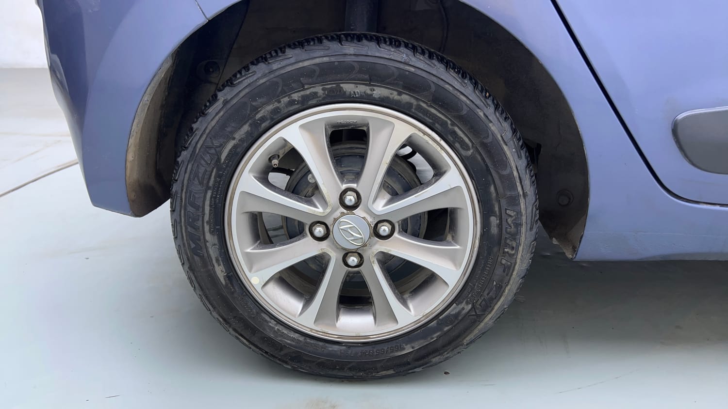 Used 2017 Hyundai Grand i10 Asta AT 1.2 Kappa VTVT (O) Petrol Automatic tyres RIGHT REAR TYRE RIM VIEW