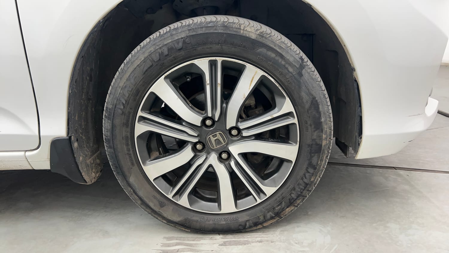 Used 2022 Honda Amaze VX CVT 1.2 Petrol Petrol Automatic tyres RIGHT FRONT TYRE RIM VIEW