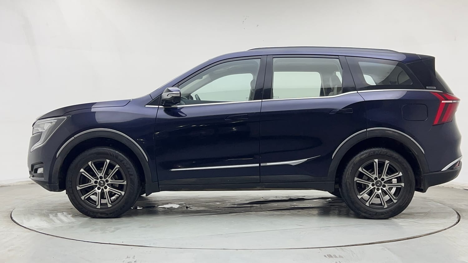 Used 2021 Mahindra XUV700 AX 7 Diesel AT Luxury Pack 7 STR Diesel Automatic exterior LEFT SIDE VIEW