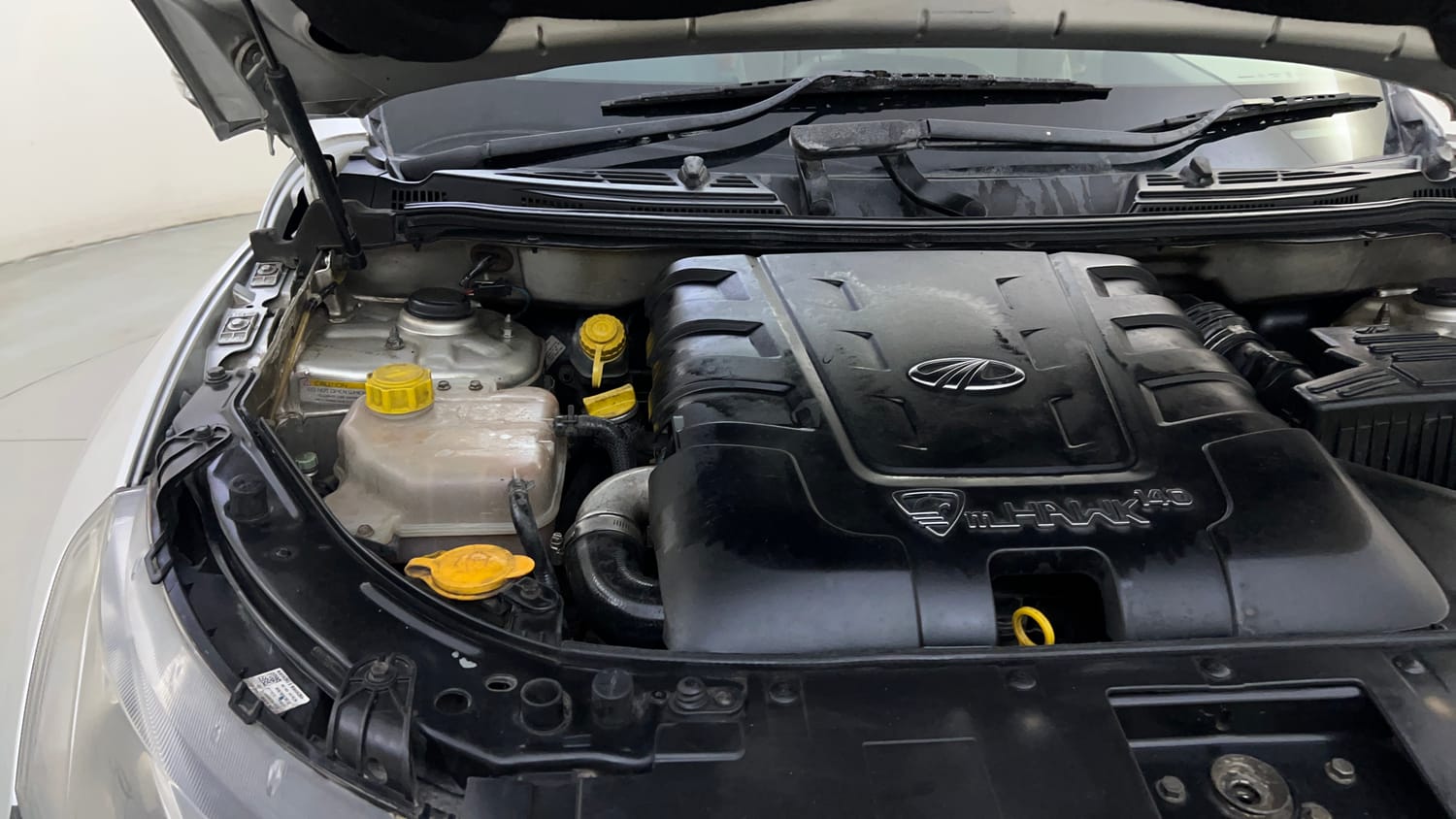 Used 2016 Mahindra XUV500 W10 AT Diesel Automatic engine ENGINE RIGHT SIDE HINGE & APRON VIEW