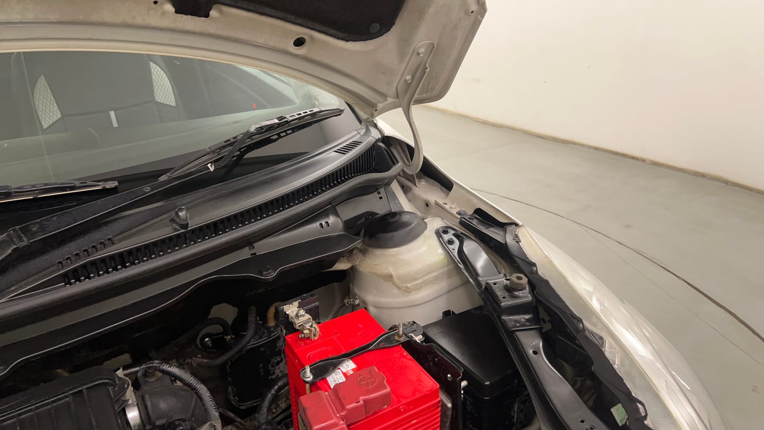 Used 2015 Maruti Suzuki Swift VXi Petrol Manual engine ENGINE LEFT SIDE HINGE & APRON VIEW