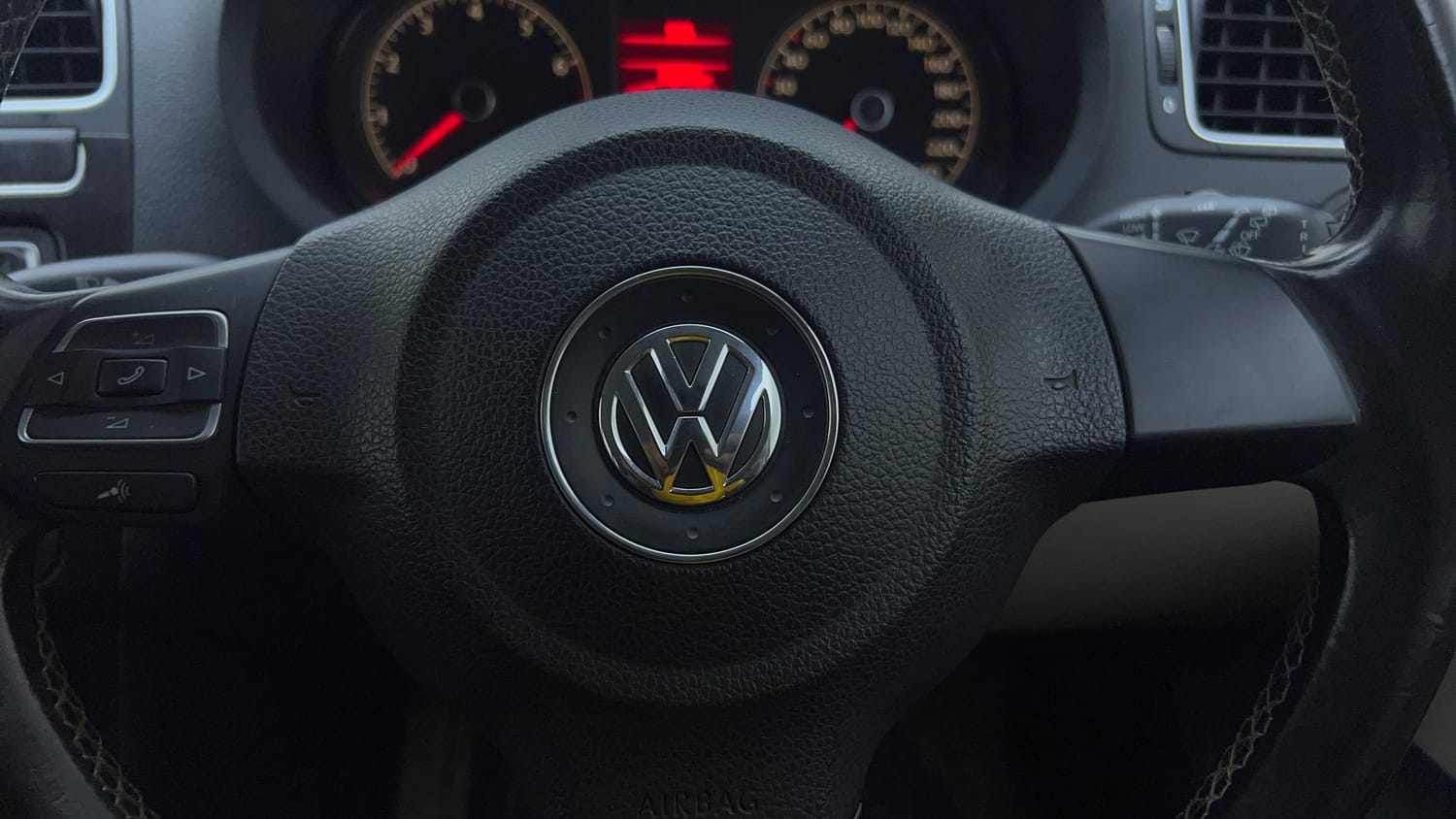 Used 2013 Volkswagen Polo Highline1.2L (P) Petrol Manual top_features Airbags