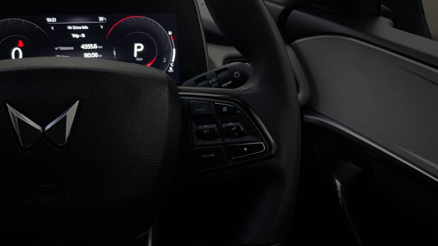 Used 2025 Mahindra XUV700 AX5 Diesel AT 7 STR Diesel Automatic top_features Cruise control