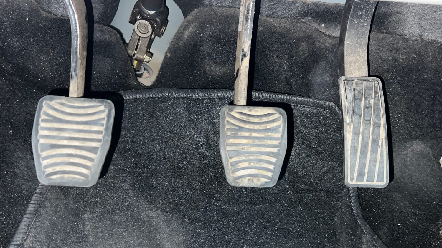 Used 2022 Mahindra XUV 300 W6 1.2 Petrol Petrol Manual interior PEDALS VIEW