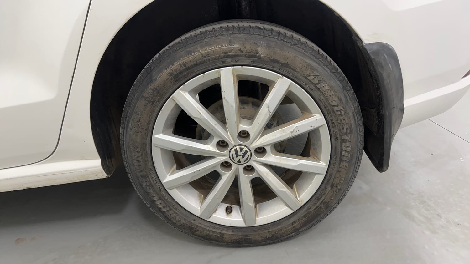Used 2019 Volkswagen Ameo Highline Plus 1.5L AT (D)16 Alloy Diesel Automatic tyres LEFT REAR TYRE RIM VIEW