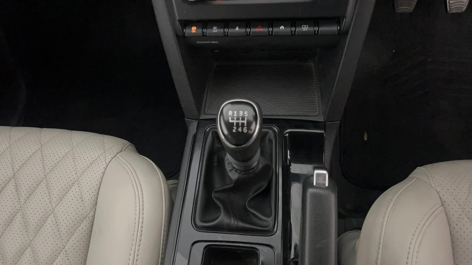 Used 2023 Mahindra XUV700 AX 3 Diesel MT 7 STR Diesel Manual interior GEAR  KNOB VIEW