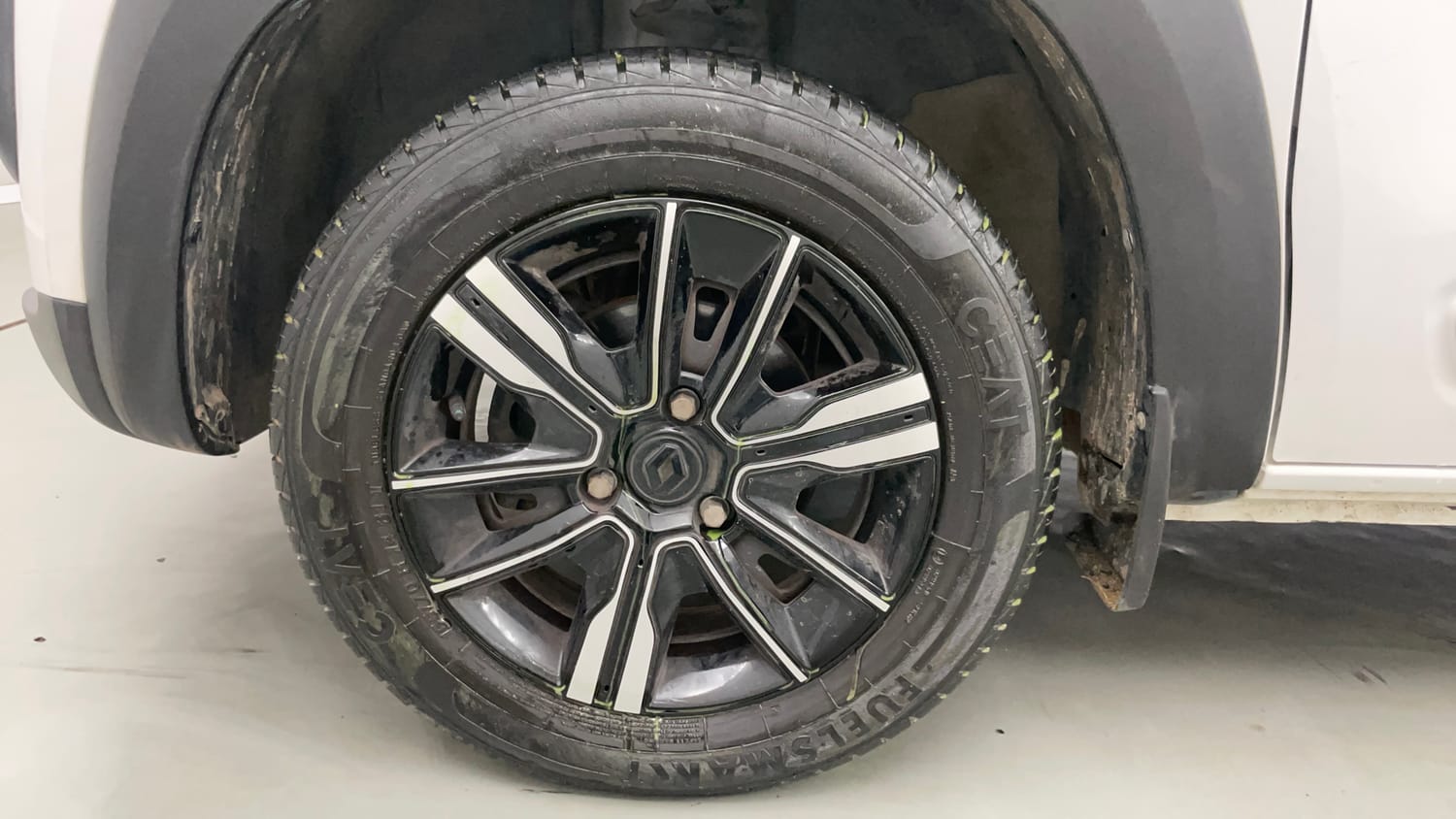 Used 2023 Renault Kwid CLIMBER AMT Petrol Automatic tyres LEFT FRONT TYRE RIM VIEW