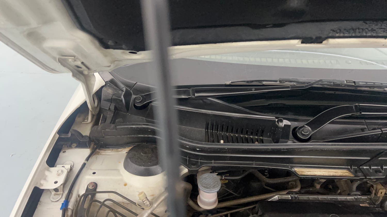 Used 2020 maruti-suzuki Vitara Brezza ZXi Plus Petrol Manual engine ENGINE RIGHT SIDE HINGE & APRON VIEW