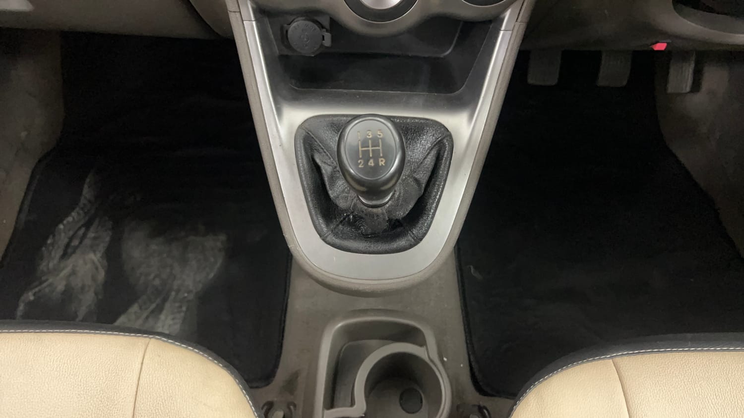 Used 2013 Hyundai i10 Era 1.1 iRDE2 Petrol Manual interior GEAR  KNOB VIEW