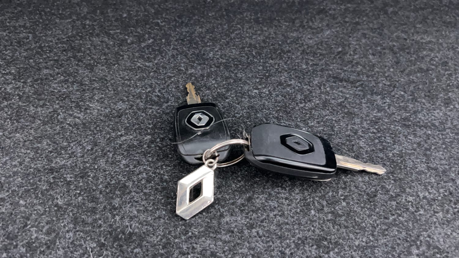 Used 2024 Renault Kwid RXT 1.0L AMT Petrol Automatic extra CAR KEY VIEW