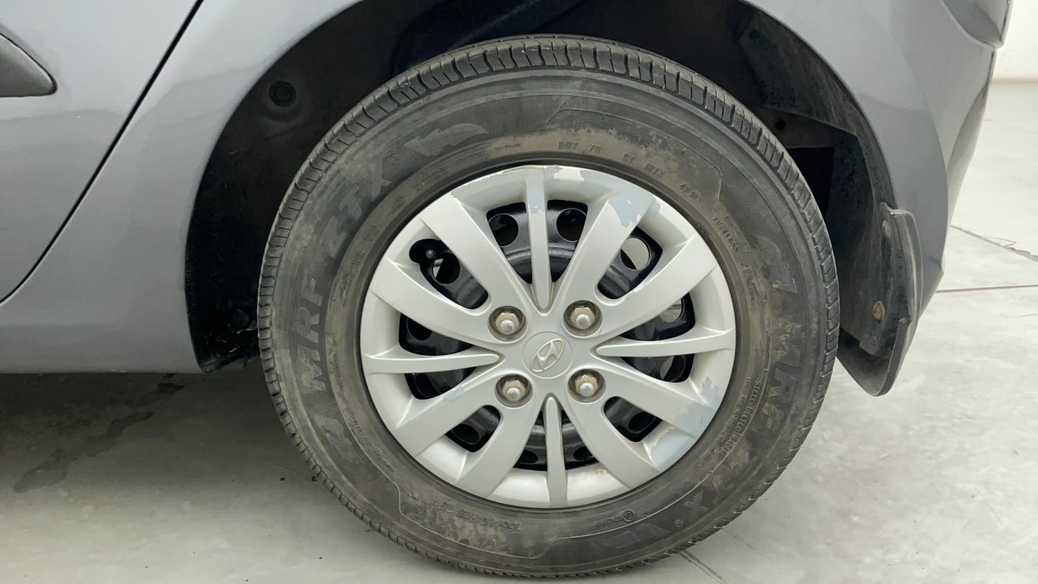 Used 2014 Hyundai i10 Sportz 1.1 iRDE2 Petrol Manual tyres LEFT REAR TYRE RIM VIEW
