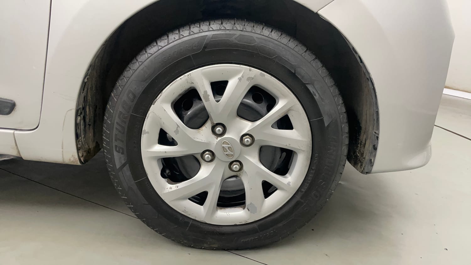 Used 2018 Hyundai Grand i10 Sportz 1.2 Kappa VTVT Petrol Manual tyres RIGHT FRONT TYRE RIM VIEW