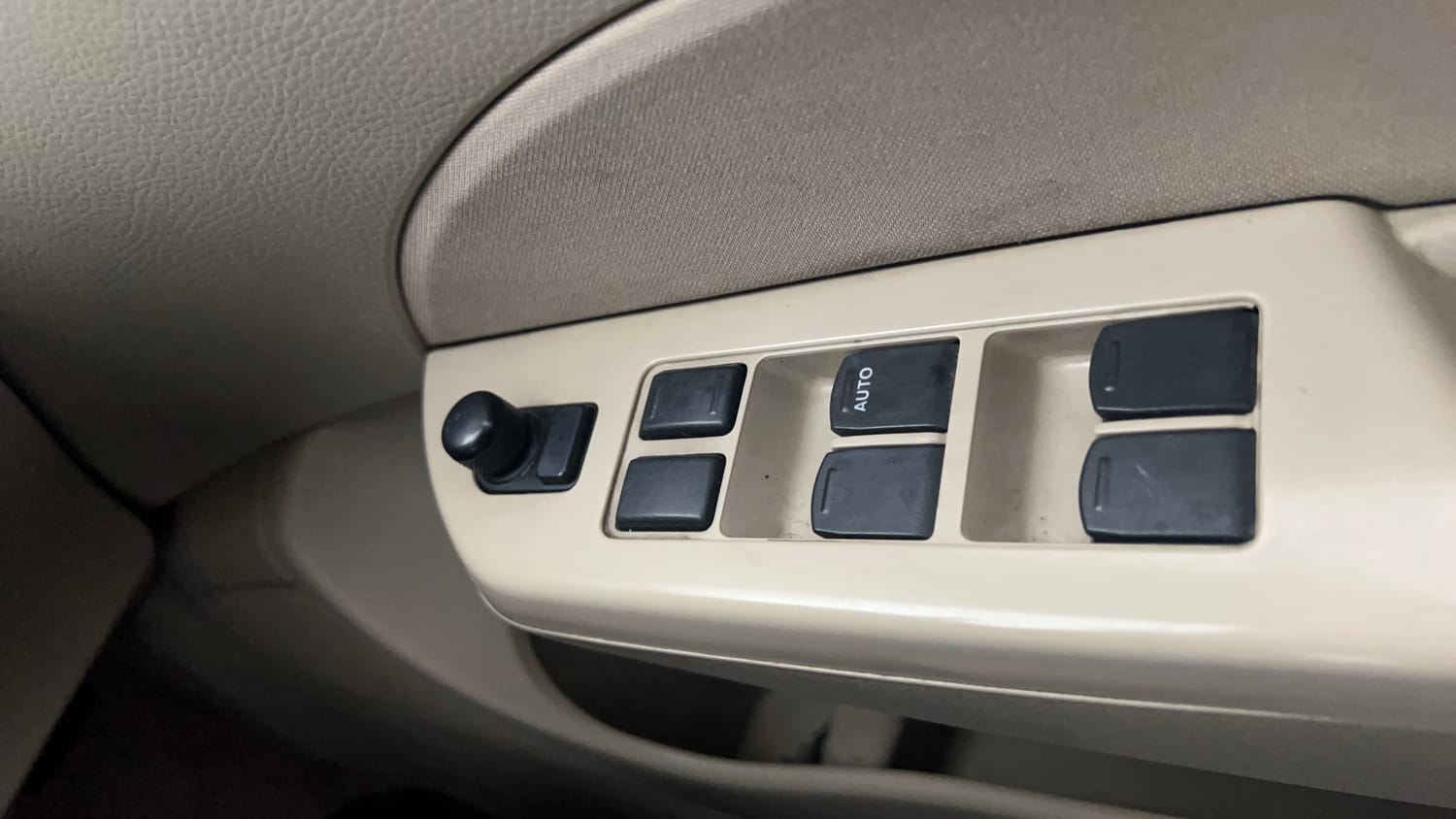 Used 2016 Maruti Suzuki Swift Dzire VXI Petrol Manual top_features Power windows