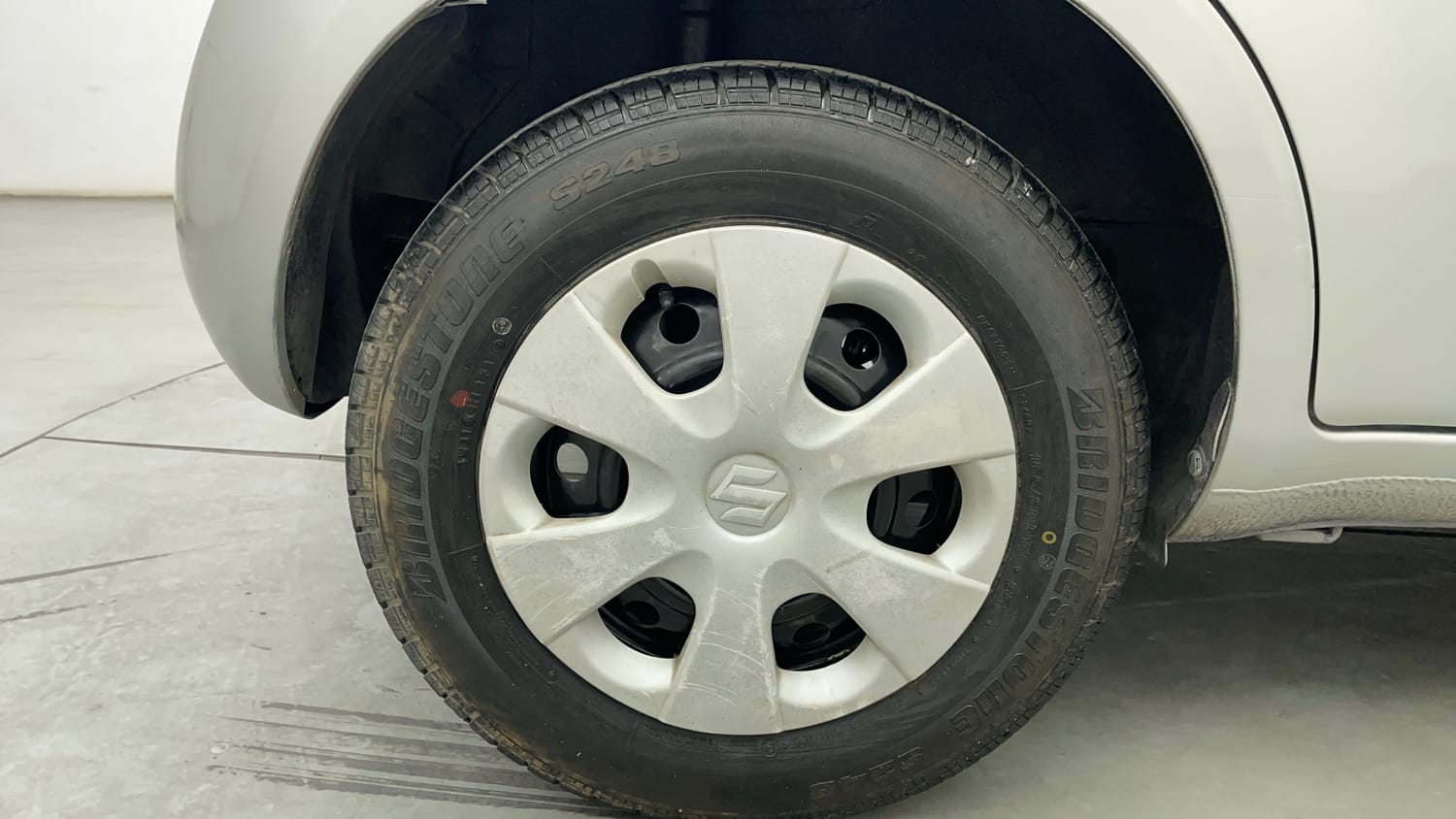 Used 2015 Maruti Suzuki Ritz Vxi BS-IV Petrol Manual tyres RIGHT REAR TYRE RIM VIEW