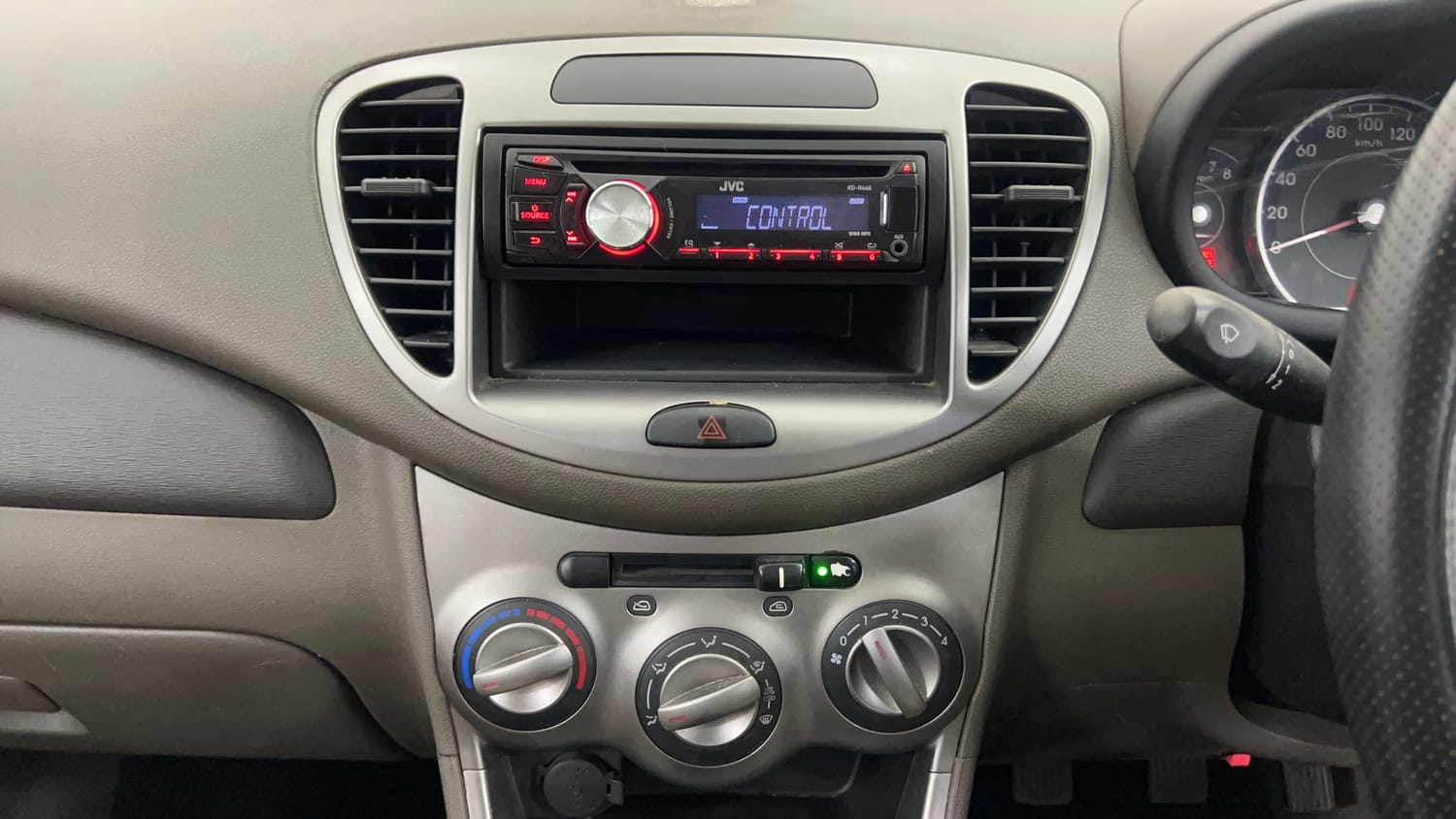Used 2013 Hyundai i10 Era 1.1 iRDE2 Petrol Manual interior MUSIC SYSTEM & AC CONTROL VIEW