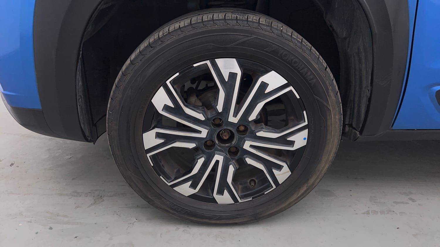 Used 2023 Renault Kiger RXZ 1.0 Turbo MT Dual Tone Petrol Manual tyres LEFT FRONT TYRE RIM VIEW