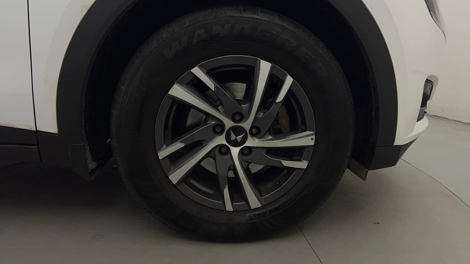 Used 2025 Mahindra XUV700 AX5 Diesel AT 7 STR Diesel Automatic tyres RIGHT FRONT TYRE RIM VIEW