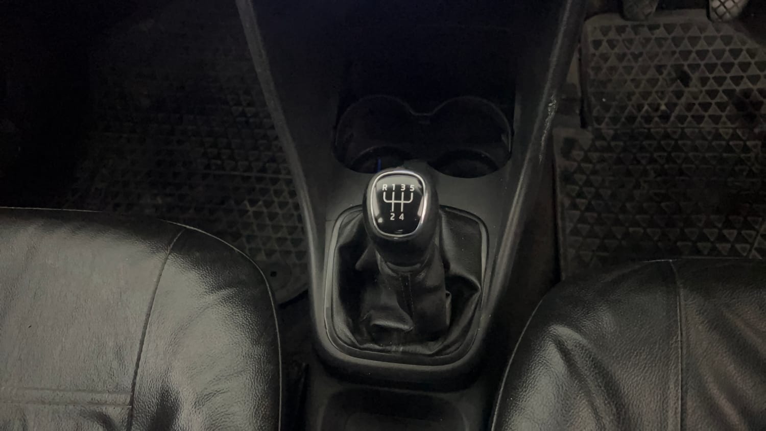 Used 2017 Skoda Rapid Ambition 1.5 TDI Diesel Manual interior GEAR  KNOB VIEW