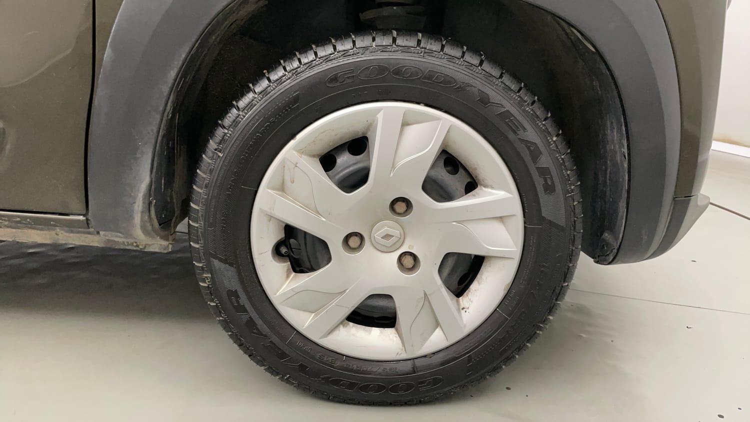 Used 2021 Renault Kwid RXT 1.0 AMT (O) Petrol Automatic tyres RIGHT FRONT TYRE RIM VIEW