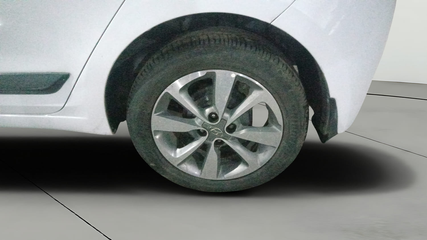 Used 2016 Hyundai Elite i20 Asta 1.2 Petrol Manual tyres LEFT REAR TYRE RIM VIEW