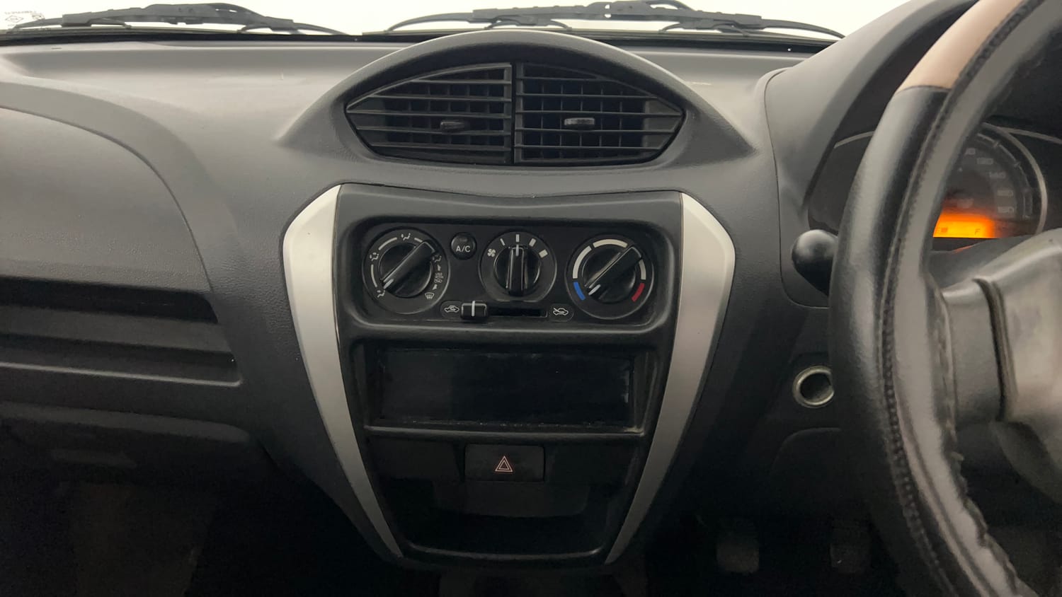 Used 2017 Maruti Suzuki Alto 800 LXi Petrol Manual interior MUSIC SYSTEM & AC CONTROL VIEW