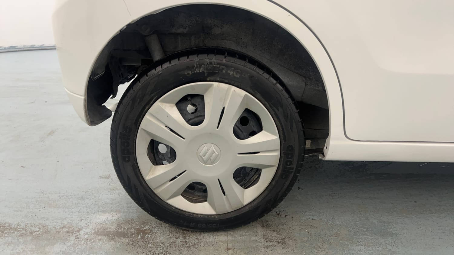 Used 2015 Maruti Suzuki Wagon R VXI Petrol Manual tyres RIGHT REAR TYRE RIM VIEW