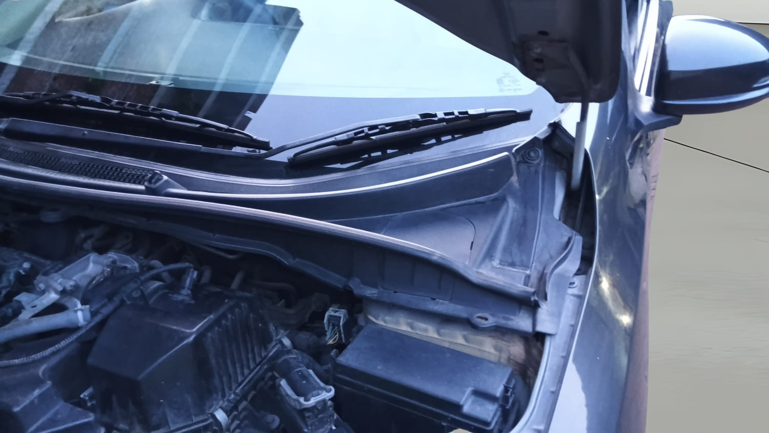 Used 2015 Honda City V Petrol Manual engine ENGINE LEFT SIDE HINGE & APRON VIEW