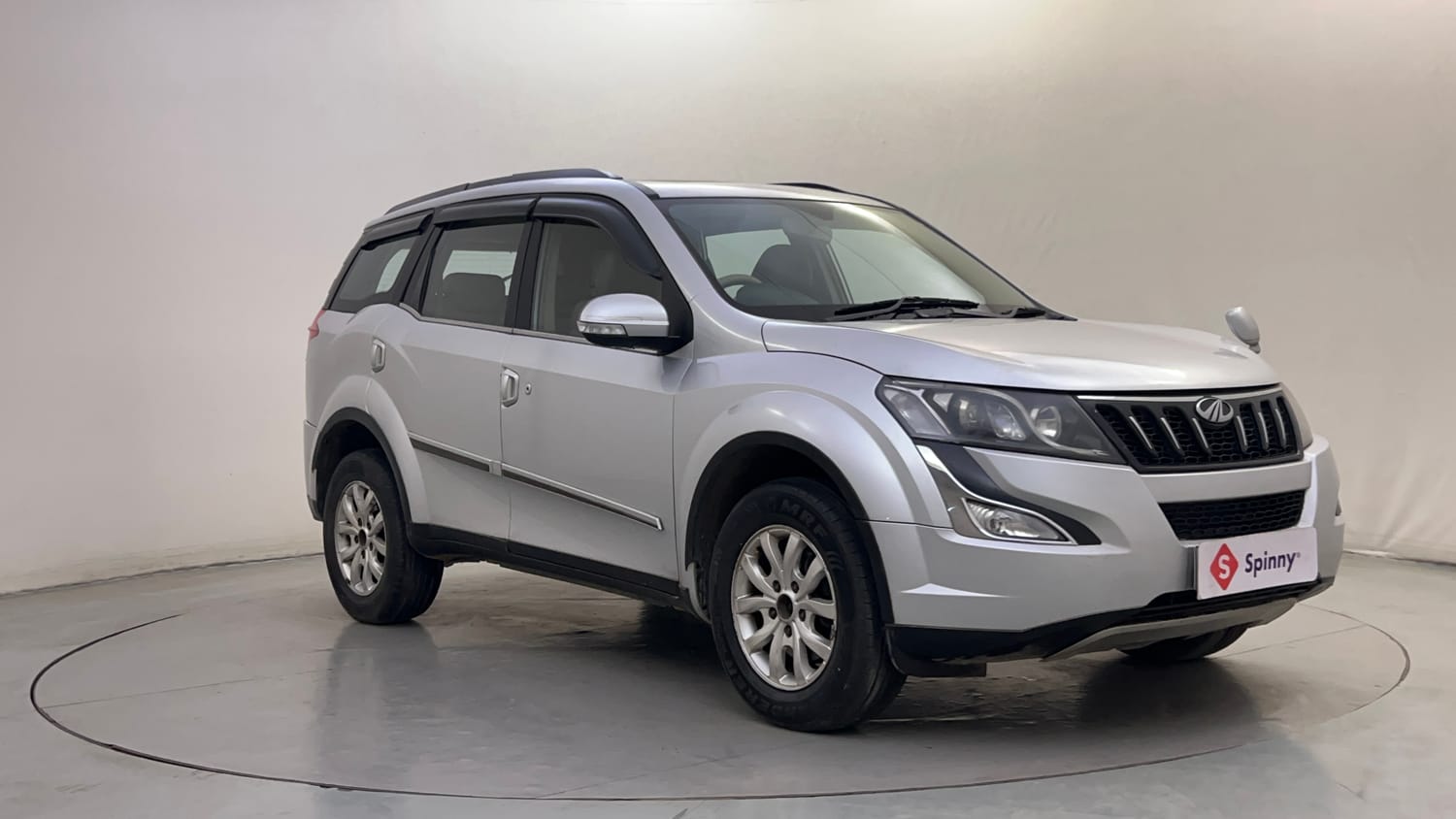 Used 2016 Mahindra XUV500 W10 AT Diesel Automatic exterior RIGHT FRONT CORNER VIEW