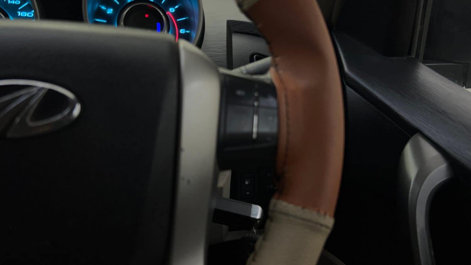 Used 2016 Mahindra XUV500 W10 AT Diesel Automatic top_features Cruise control