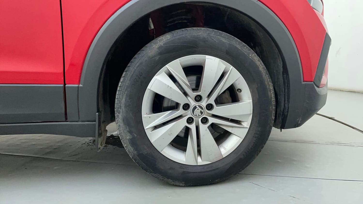 Used 2023 Skoda Kushaq Ambition 1.0L TSI MT Petrol Manual tyres RIGHT FRONT TYRE RIM VIEW