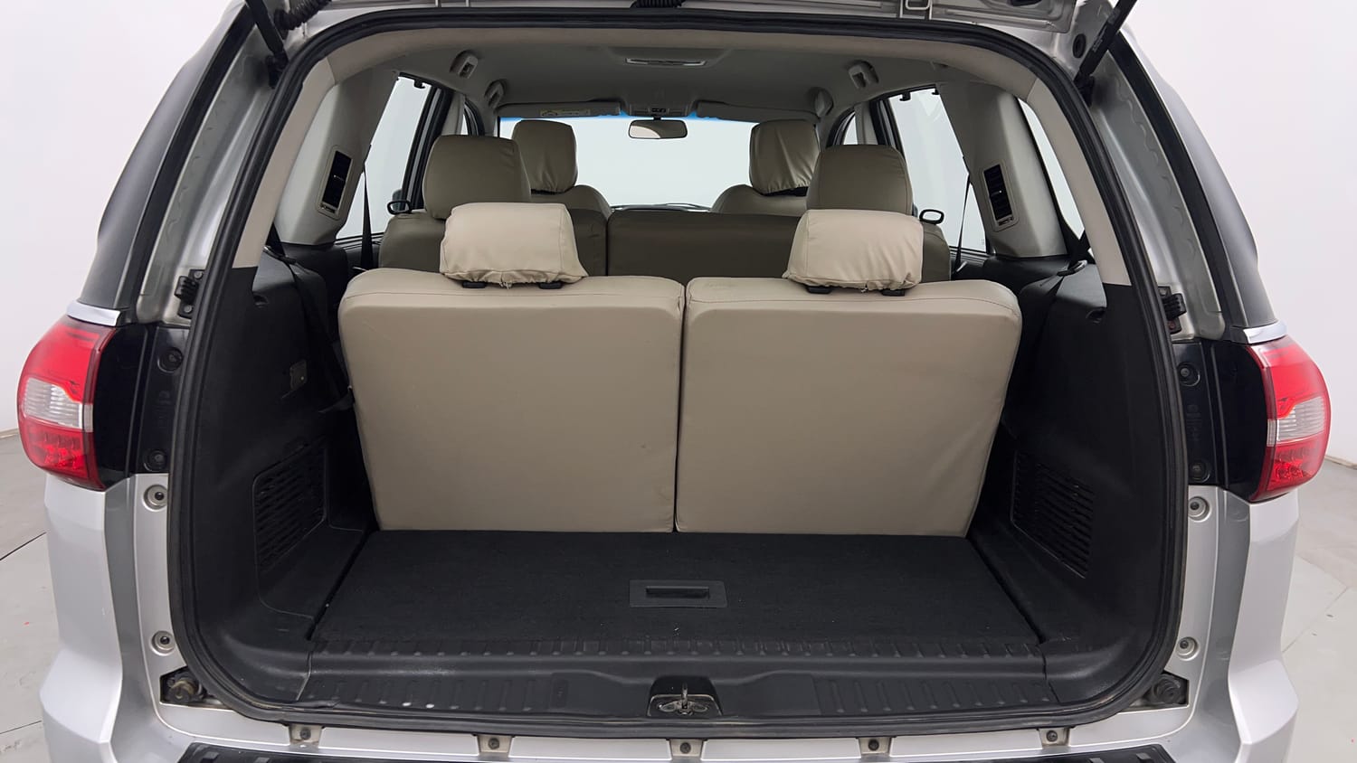 Used 2017 Tata Hexa XM 4x2 7 STR Diesel Manual interior DICKY INSIDE VIEW
