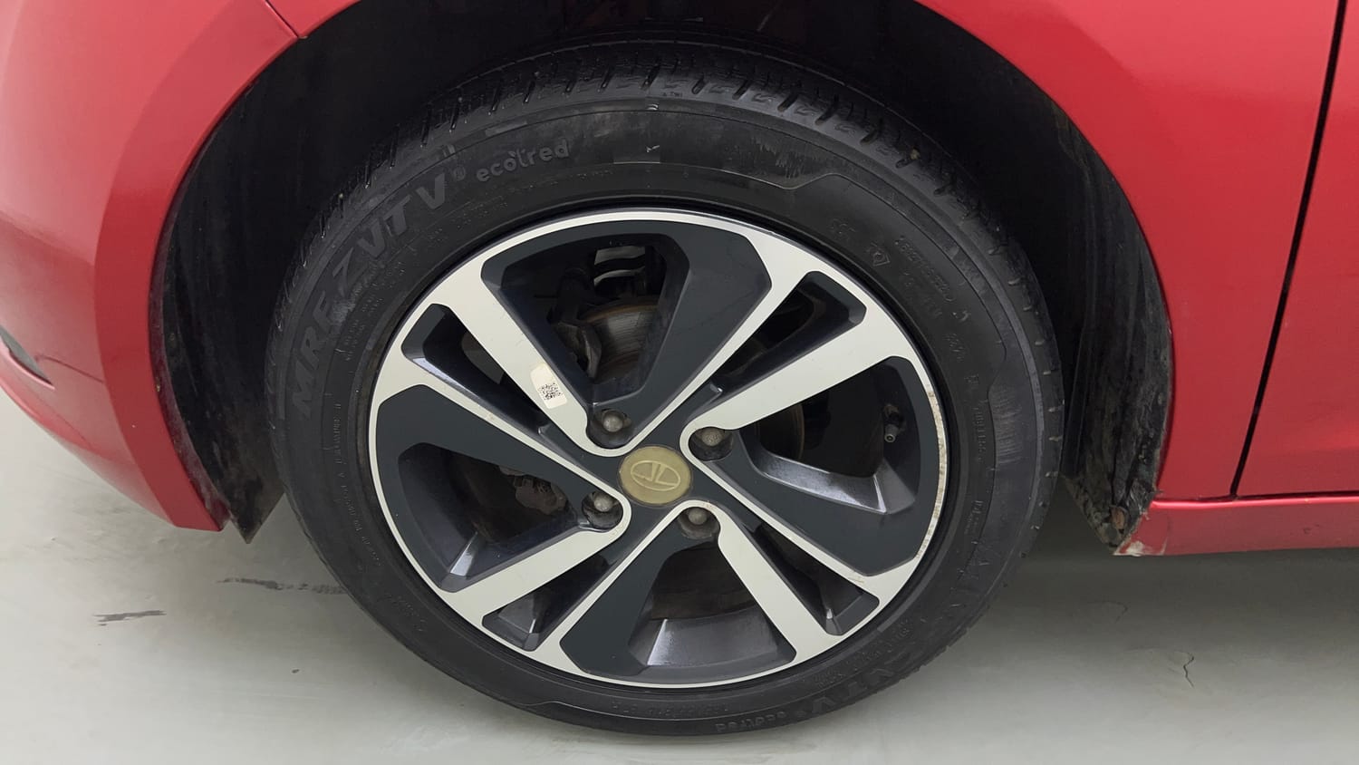 Used 2020 Tata Altroz XZ Petrol Petrol Manual tyres LEFT FRONT TYRE RIM VIEW