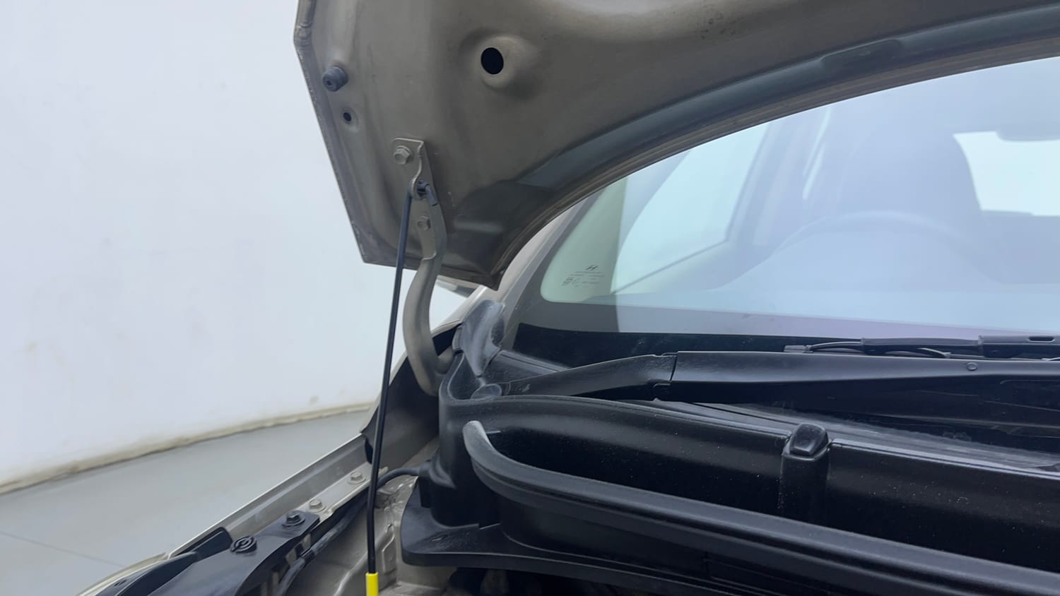 Used 2019 Hyundai Santro Asta Petrol Manual engine ENGINE RIGHT SIDE HINGE & APRON VIEW