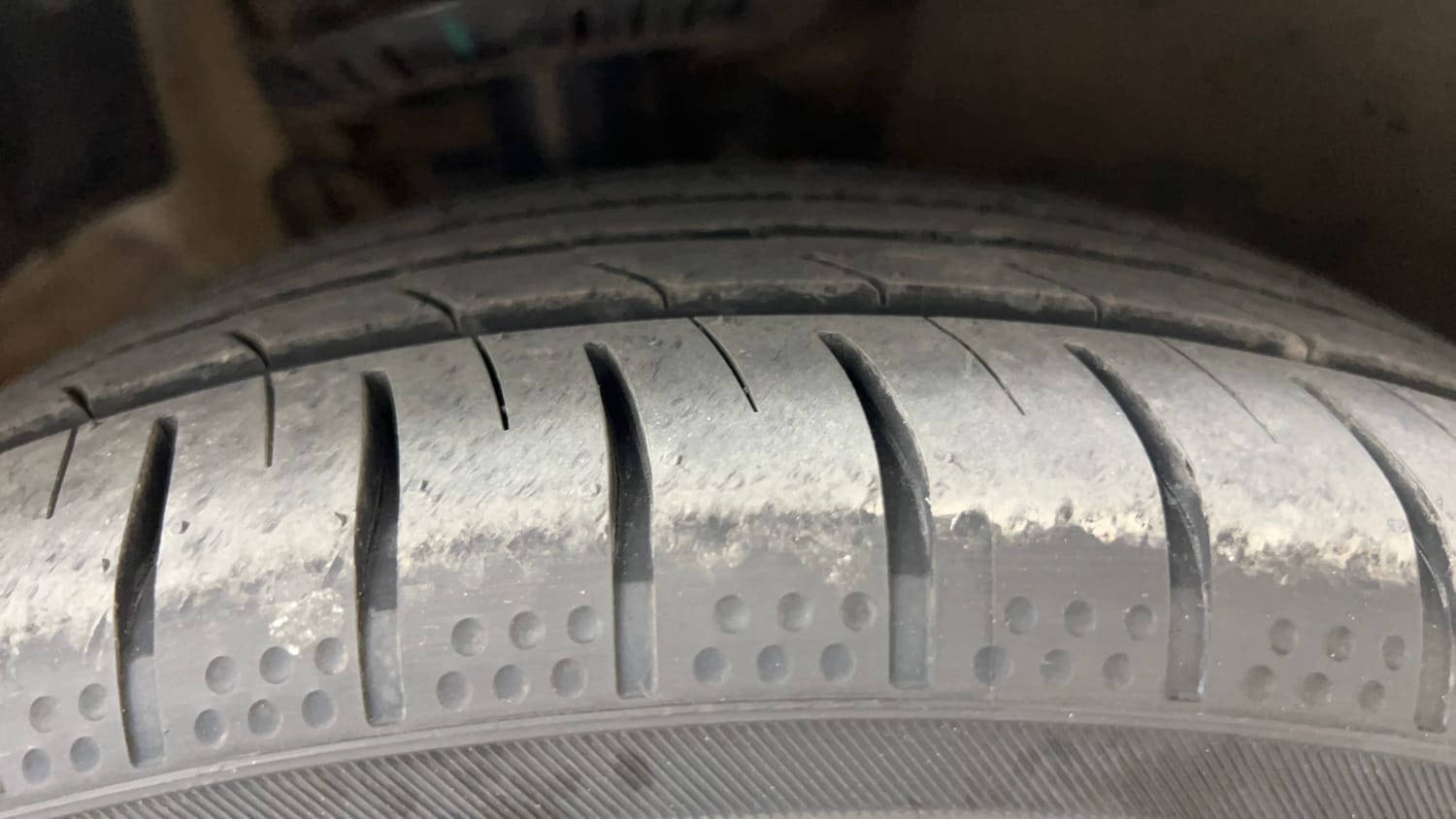 Used 2019 Volkswagen Ameo Highline Plus 1.5L AT (D)16 Alloy Diesel Automatic tyres RIGHT FRONT TYRE TREAD VIEW