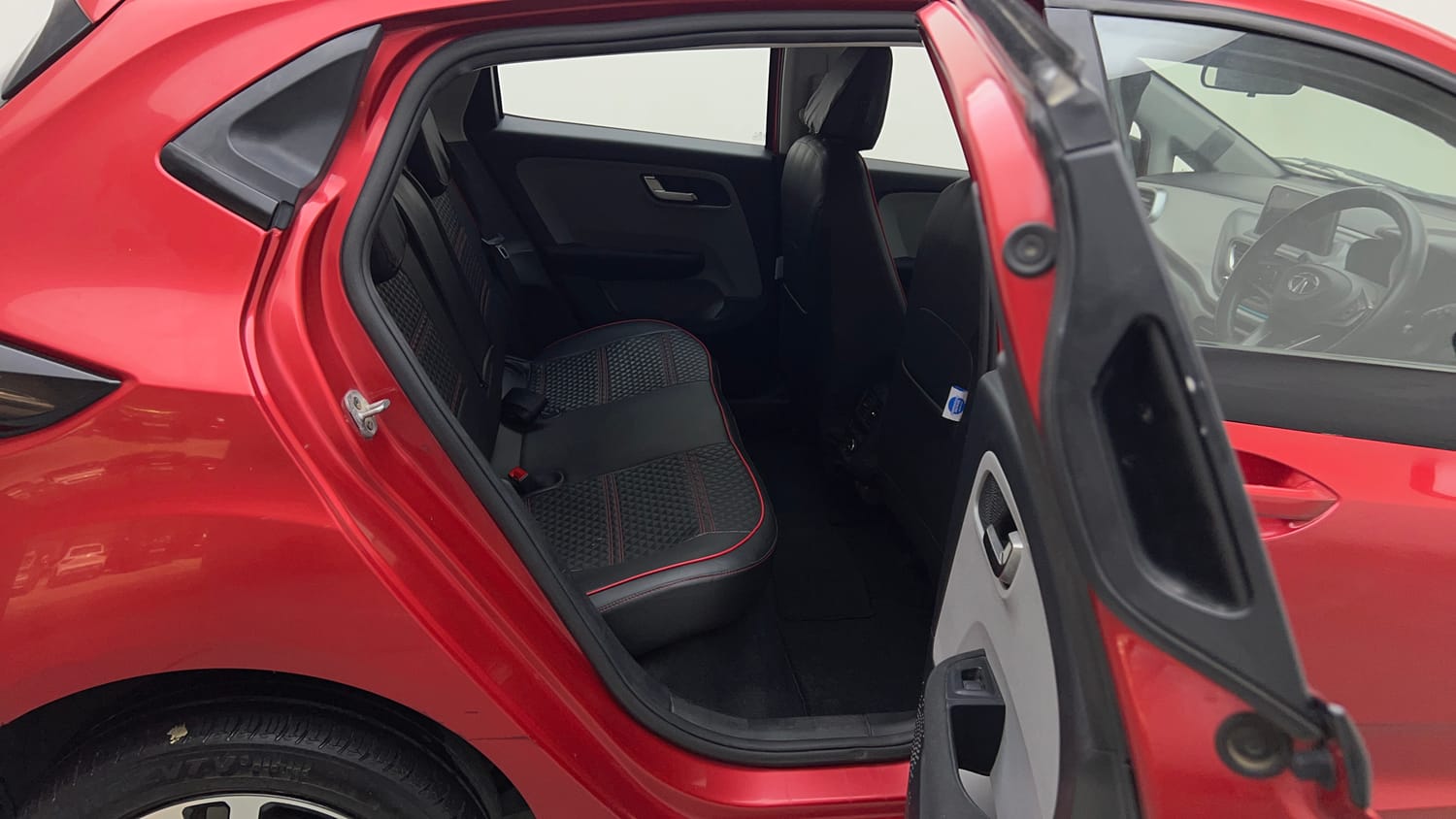 Used 2020 Tata Altroz XZ Petrol Petrol Manual interior RIGHT SIDE REAR DOOR CABIN VIEW