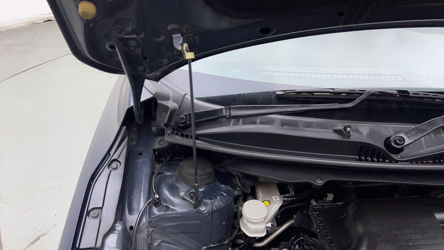 Used 2023 Maruti Suzuki Baleno Zeta MT Petrol Manual engine ENGINE RIGHT SIDE HINGE & APRON VIEW