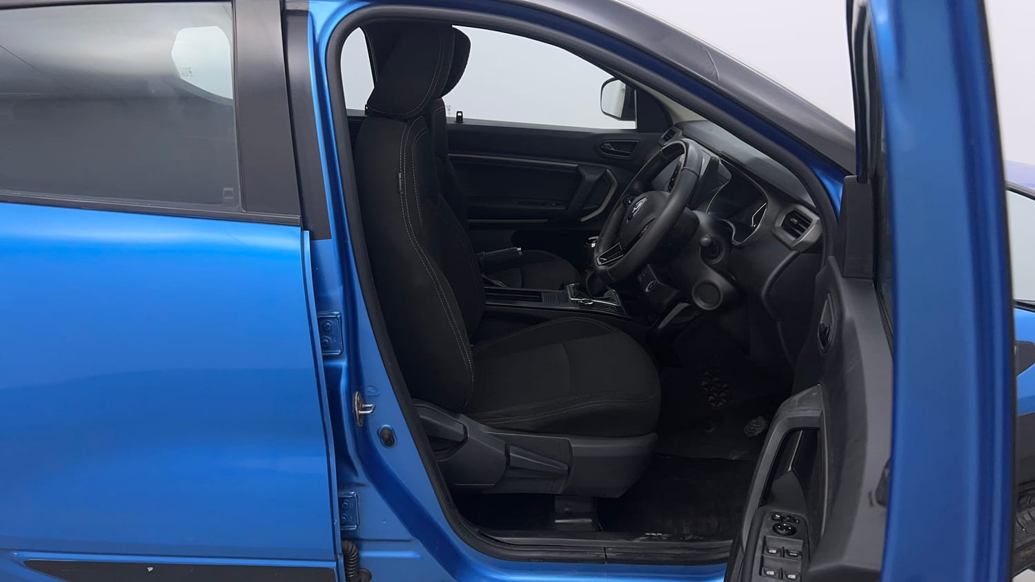 Used 2023 Renault Kiger RXZ 1.0 Turbo MT Dual Tone Petrol Manual interior RIGHT SIDE FRONT DOOR CABIN VIEW