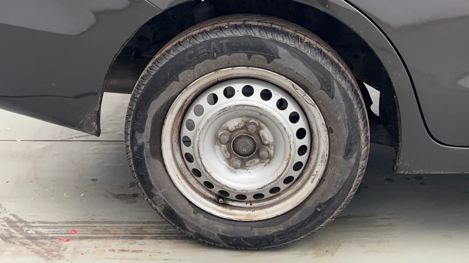 Used 2015 Honda Amaze 1.2 E i-VTEC Petrol Manual tyres RIGHT REAR TYRE RIM VIEW