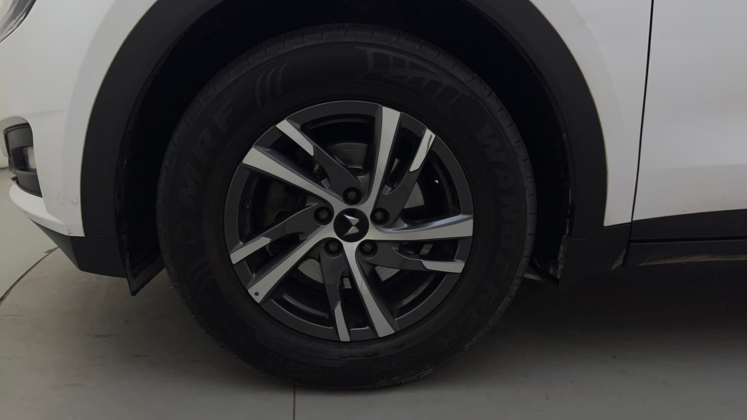 Used 2025 Mahindra XUV700 AX5 Diesel AT 7 STR Diesel Automatic tyres LEFT FRONT TYRE RIM VIEW