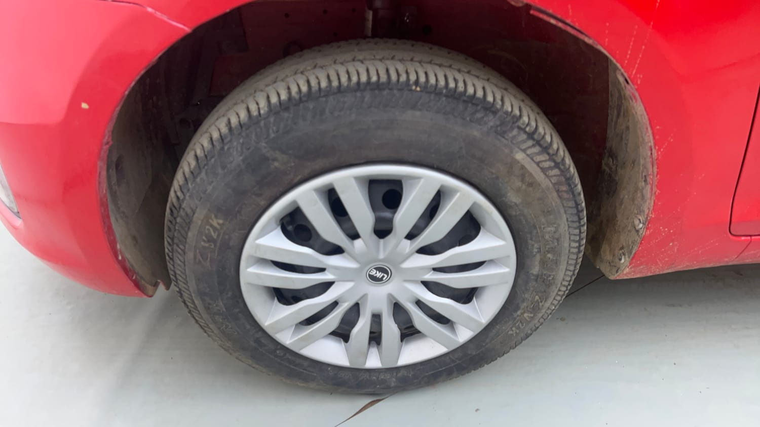 Used 2015 Maruti Suzuki Swift VXi Petrol Manual tyres LEFT FRONT TYRE RIM VIEW
