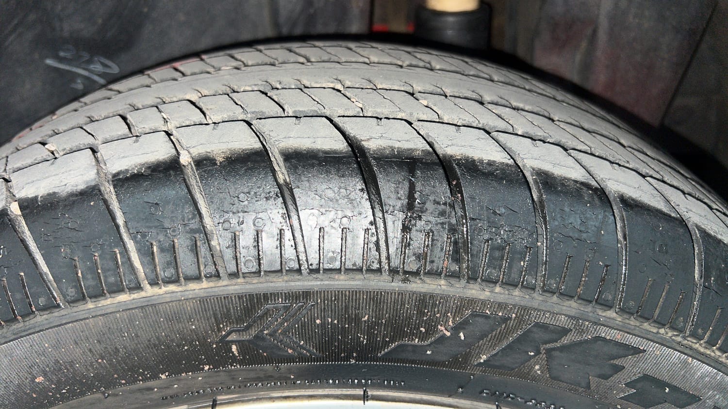Used 2017 Maruti Suzuki Swift ZXi Petrol Manual tyres LEFT REAR TYRE TREAD VIEW